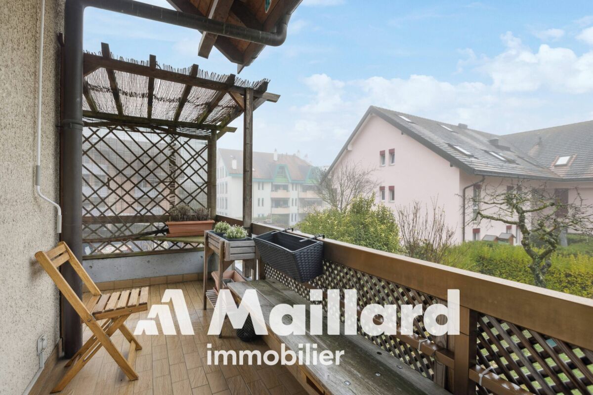 Überdachter Balkon mit Blick ins Wohngebiet
