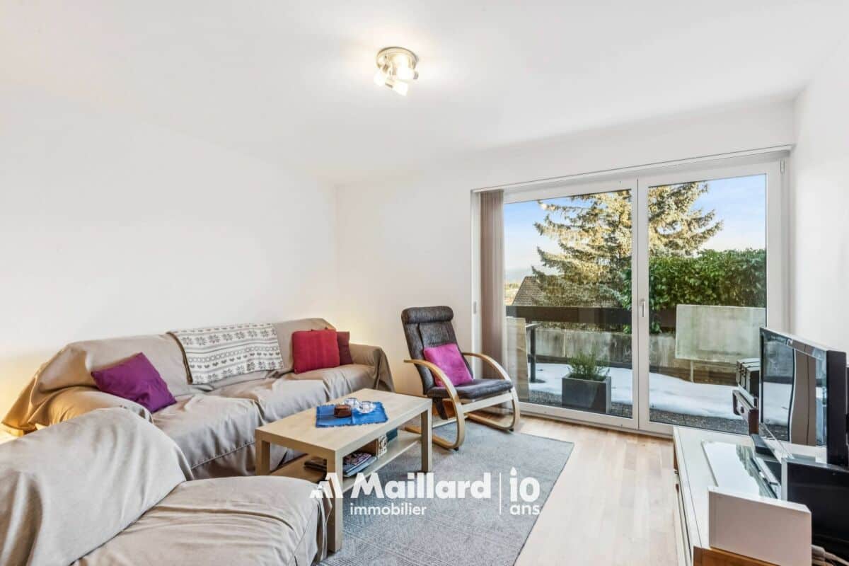 Helles Wohnzimmer mit Balkonblick