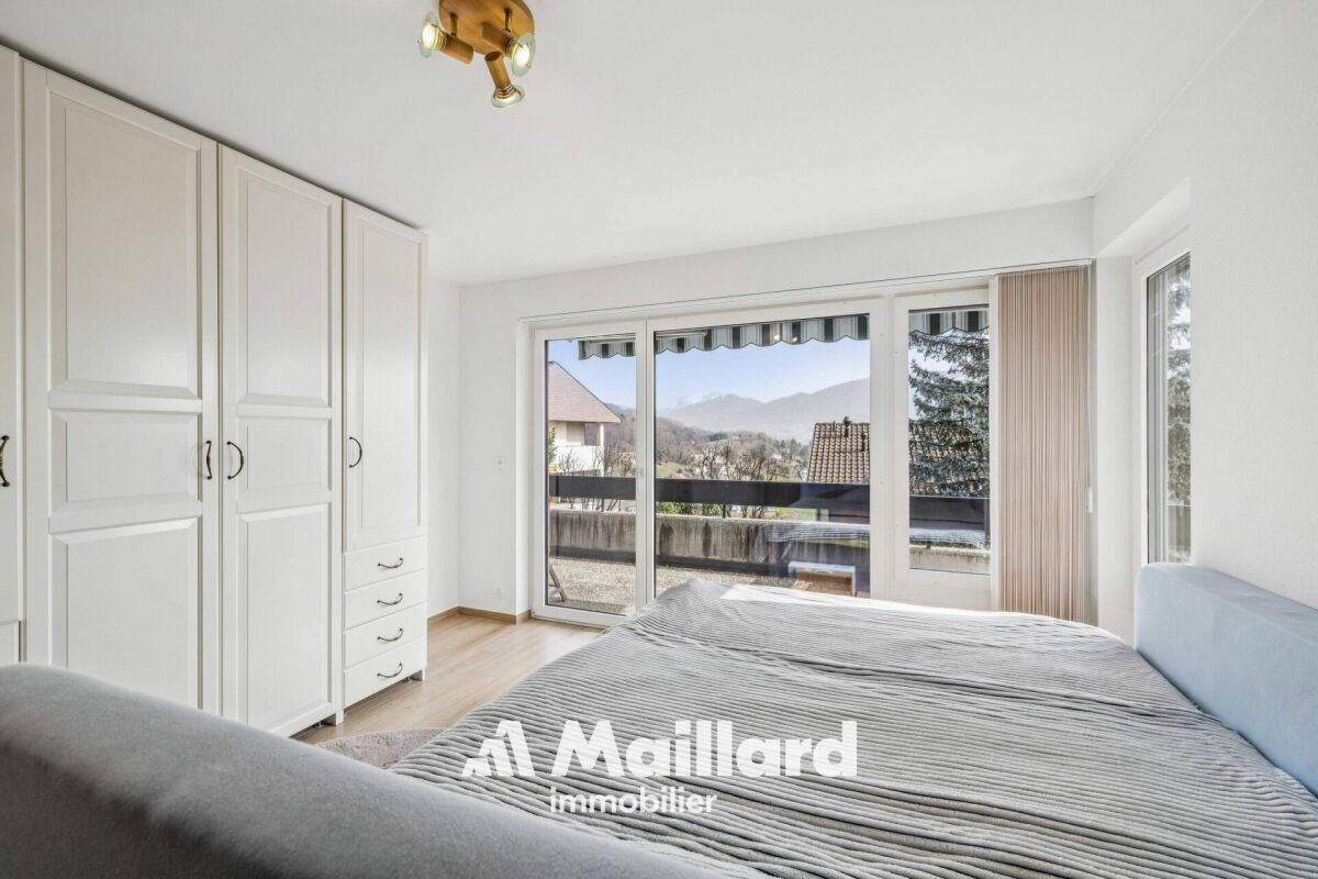 Helles Schlafzimmer mit Balkon und Bergblick