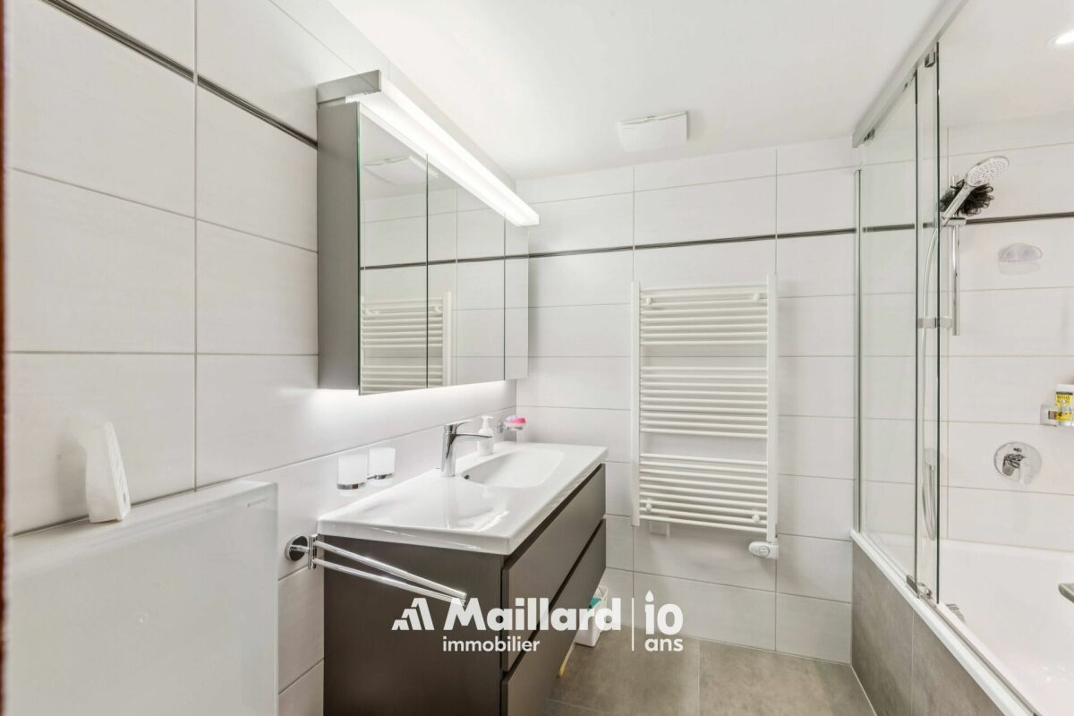 Modernes Badezimmer mit Waschtisch und Badewanne