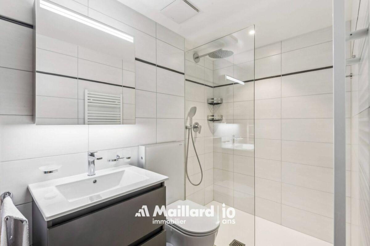 Modernes Badezimmer mit Walk-in-Dusche