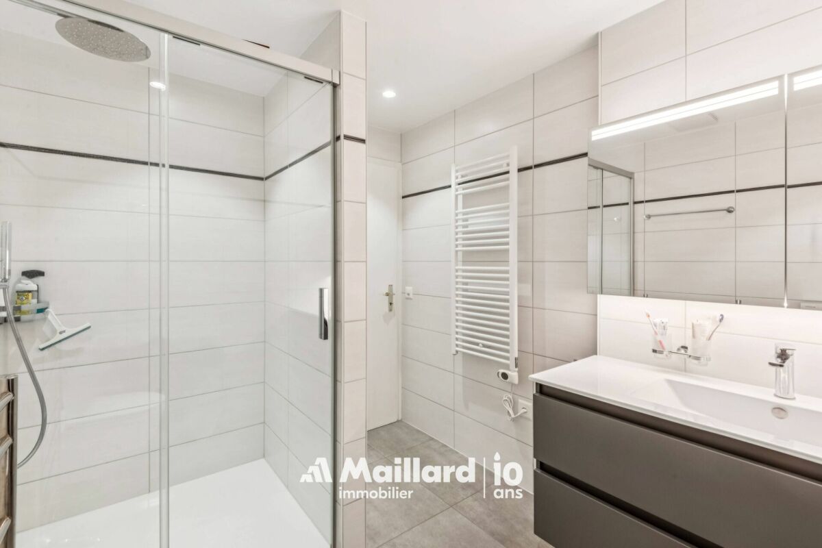 Modernes Badezimmer mit Dusche und Waschtisch