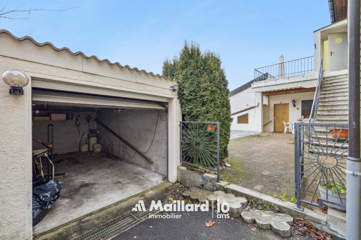 Außenansicht mit Garage und Zugangshof