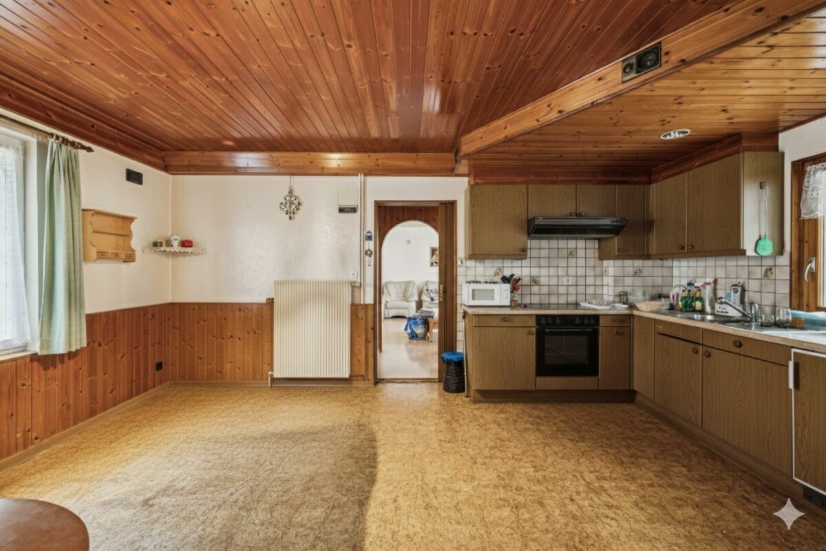 Rustikale Wohnküche mit Holzdecke