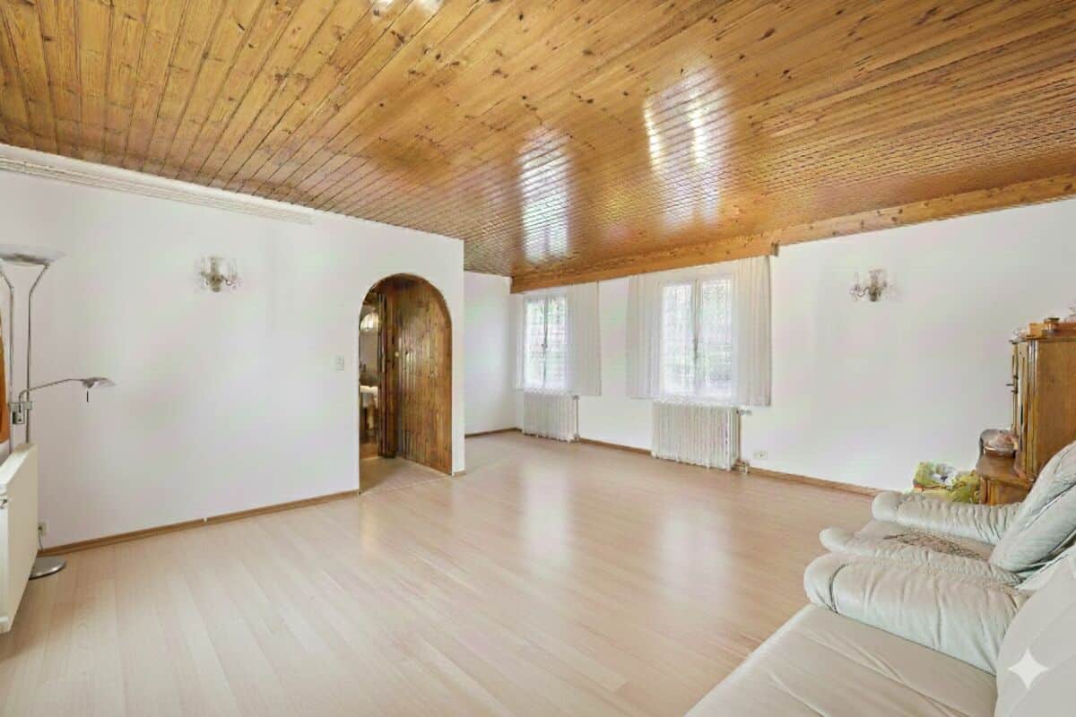 Großer leerer Wohnraum mit Holzdecke
