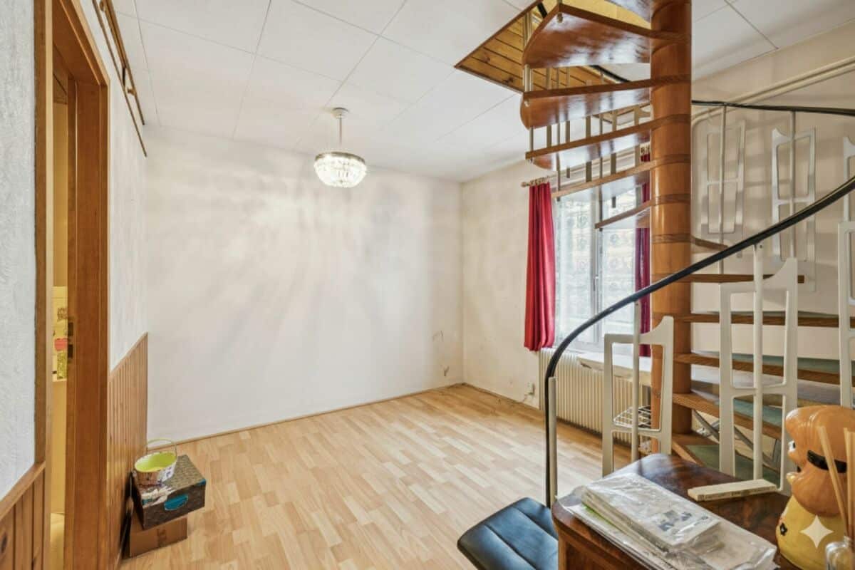 Treppenhaus mit Holztreppe