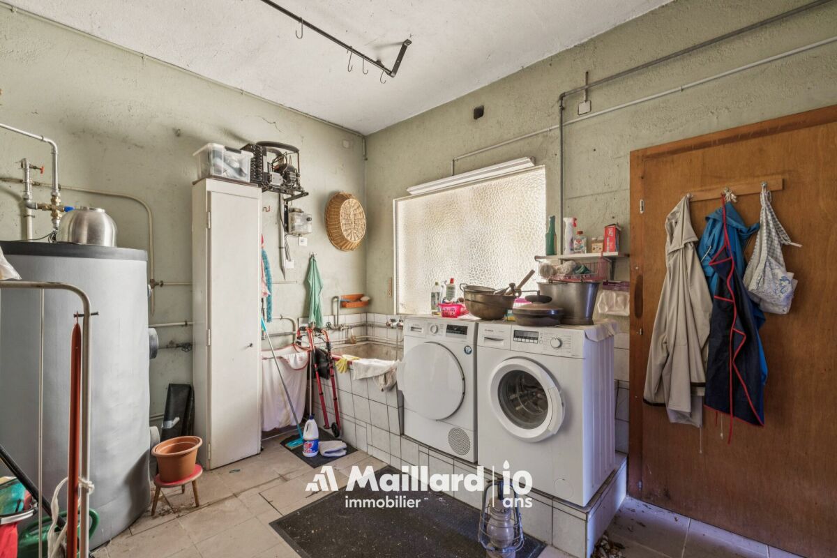 Hauswirtschaftsraum mit Waschmaschine und Technik
