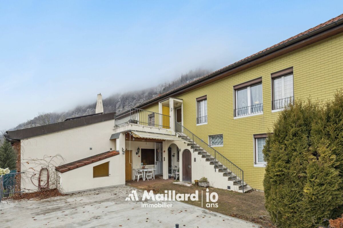 Außenansicht eines Hauses mit Terrasse und Außentreppe