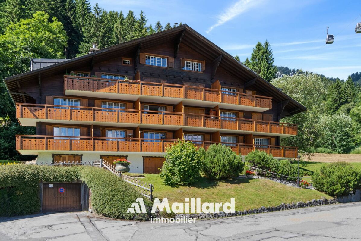 Alpines Chalet mit mehreren Balkonen