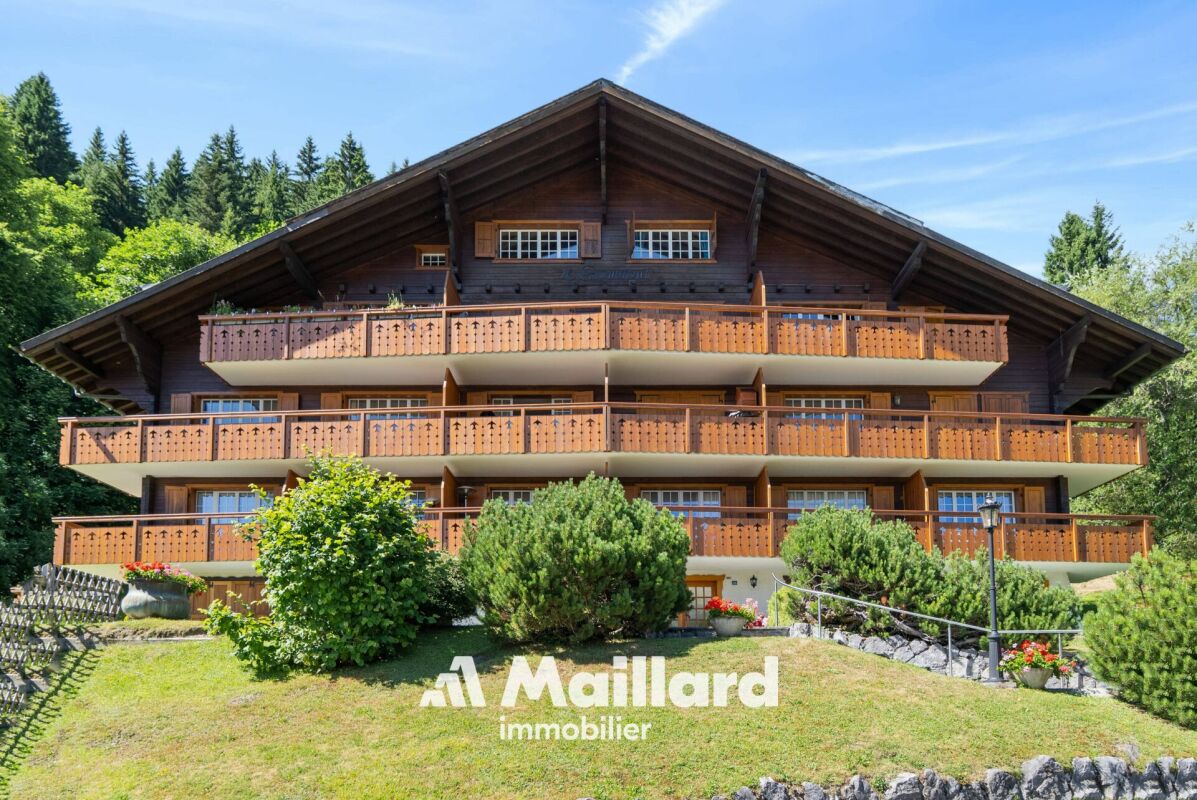 Alpines Chalet mit mehreren Balkonen