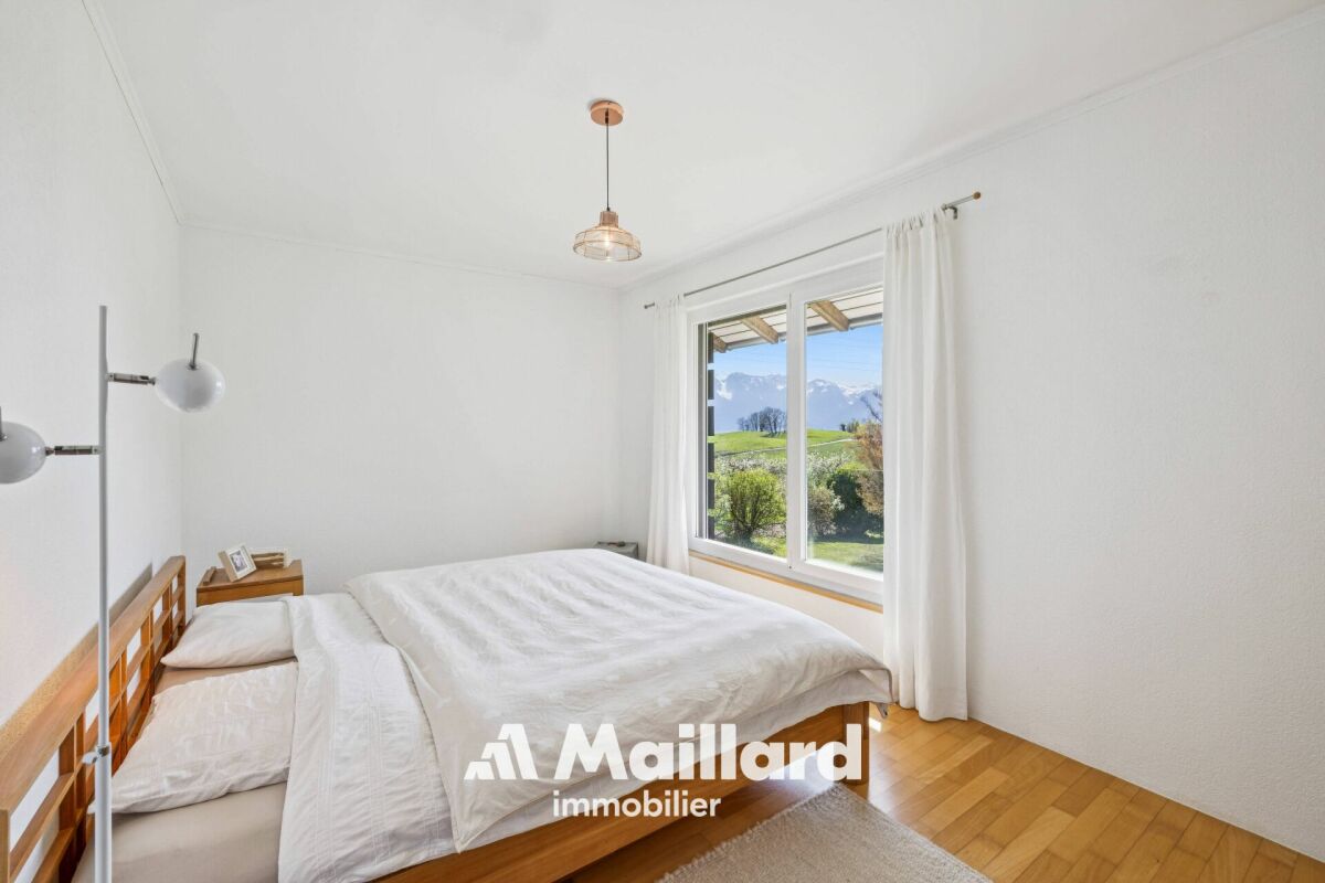 Helles Schlafzimmer mit Bergblick