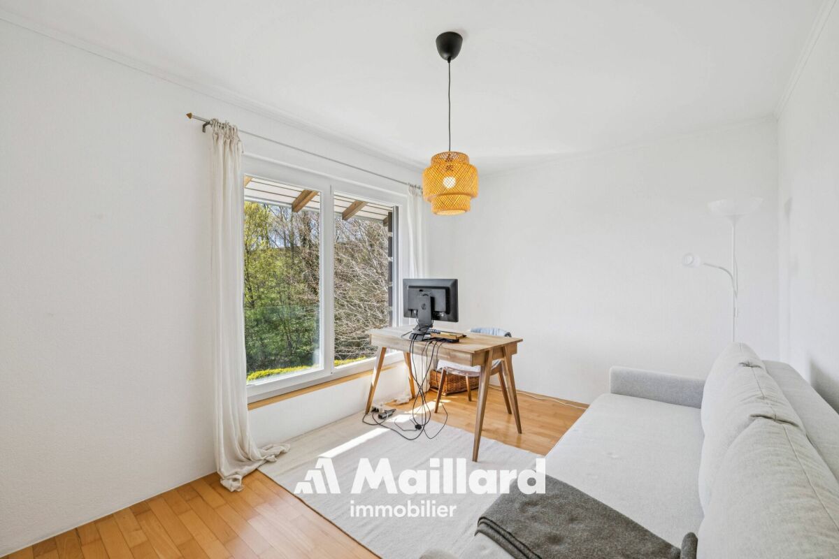 Helles Arbeits- und Wohnzimmer mit großem Fenster