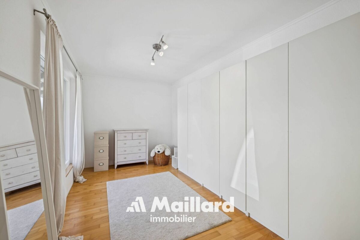 Helles Schlafzimmer mit Einbauschrank
