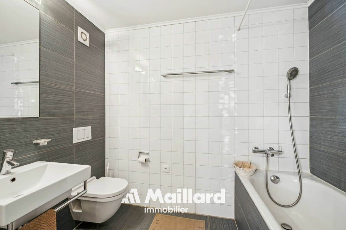 Modernes Badezimmer mit Wanne und WC