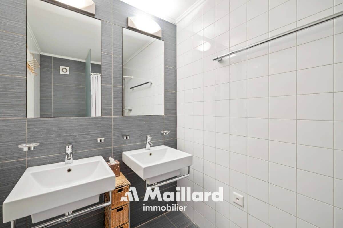 Modernes Bad mit Doppelwaschbecken