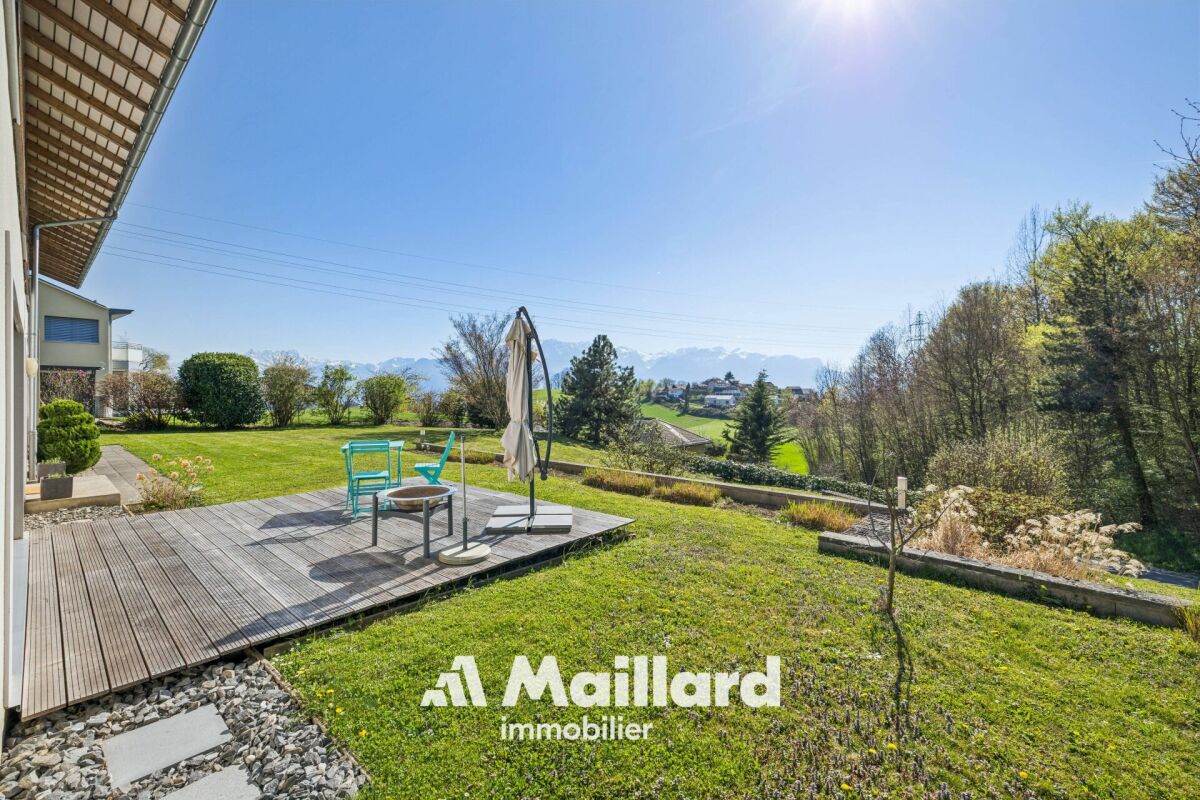 Garten mit Terrasse und Bergblick