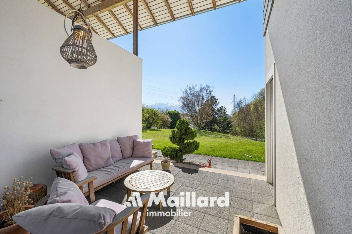 Überdachte Terrasse mit Gartenblick