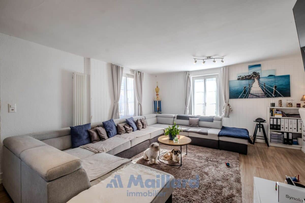 Helles Wohnzimmer mit Ecksofa
