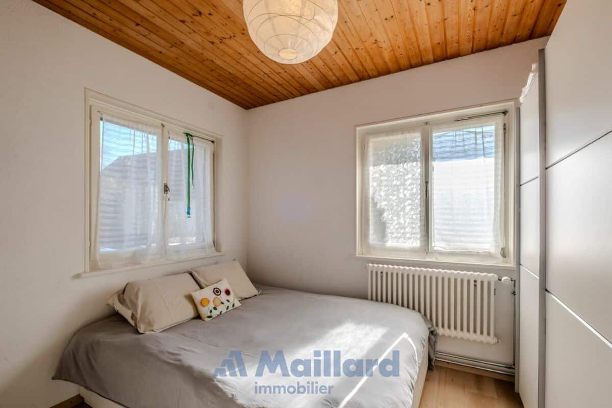 Helles Schlafzimmer mit Holzdecke