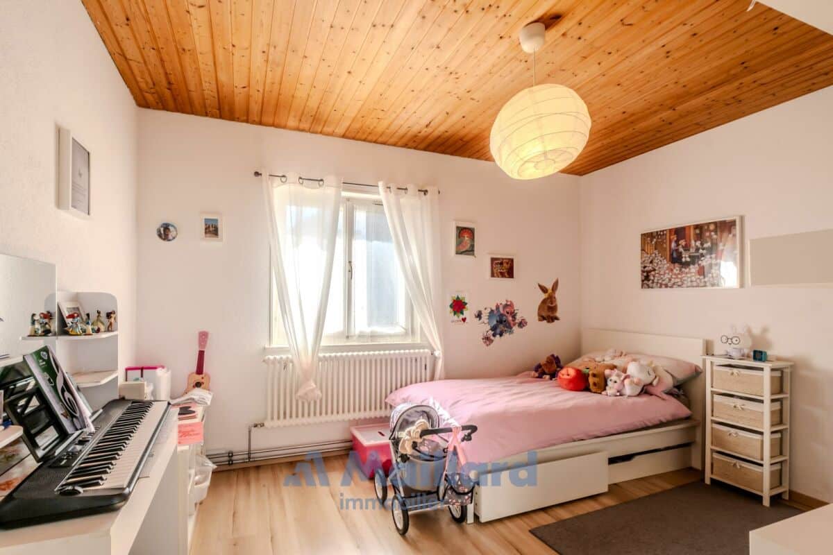 Kinderzimmer mit Holzbalkendecke