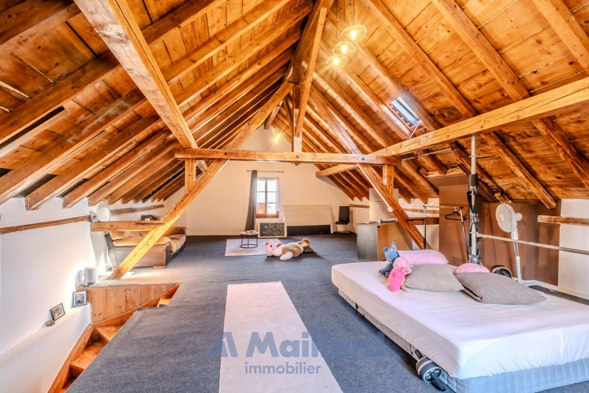 Ausgebauter Dachboden mit Holzbalken