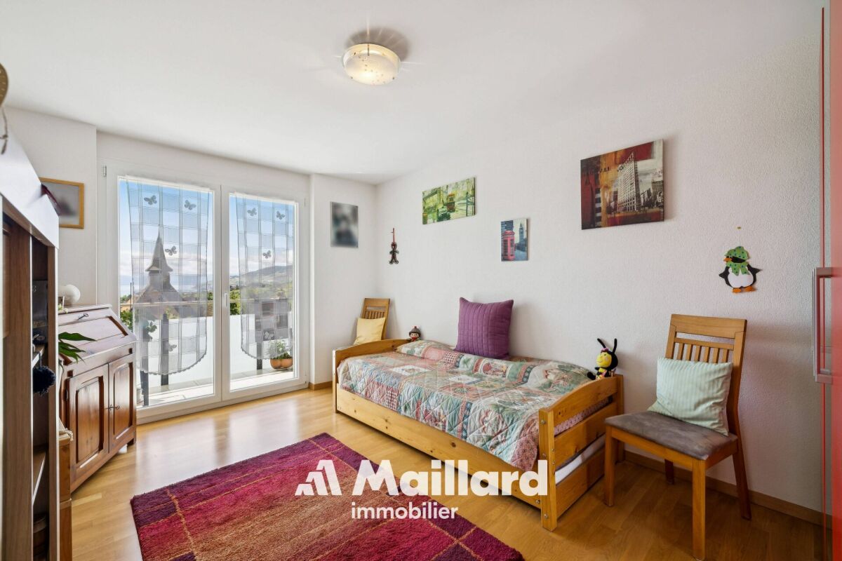 Helles Schlafzimmer mit Balkonblick