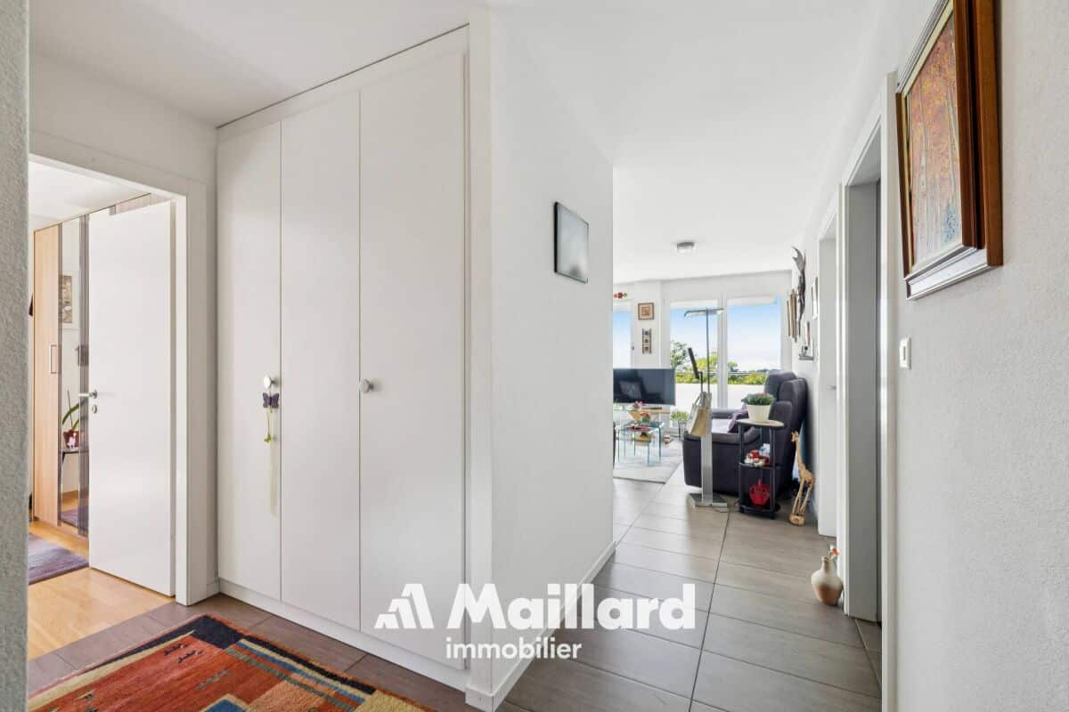 Heller Flur mit Blick ins Wohnzimmer