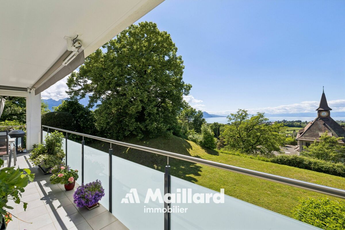 Balkon mit Seeblick und Kirchturm