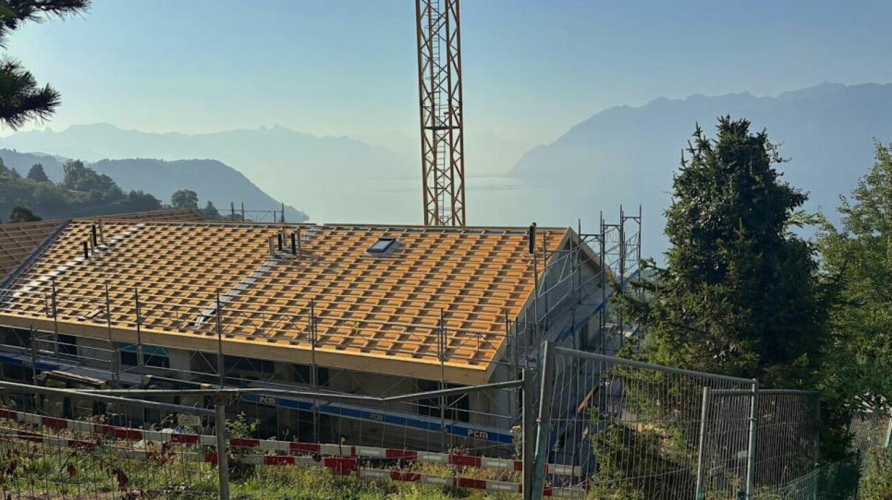Bau mit Bergblick