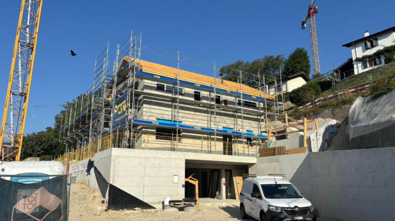 Baustelle eines Mehrfamilien- oder Wohnhauses am Hang