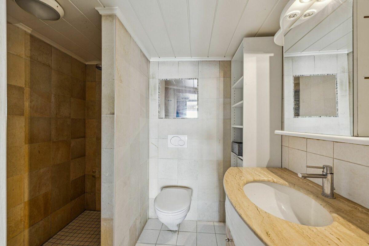 Kleines Badezimmer mit WC und Waschtisch