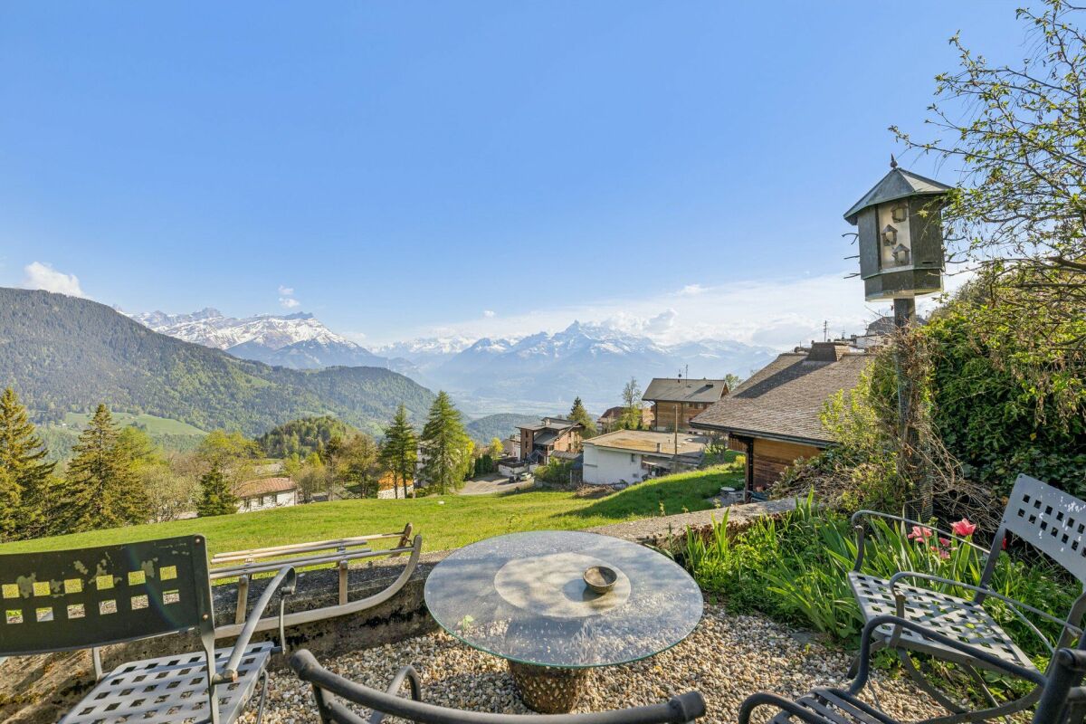 Berghaus-Terrasse mit Alpenpanorama