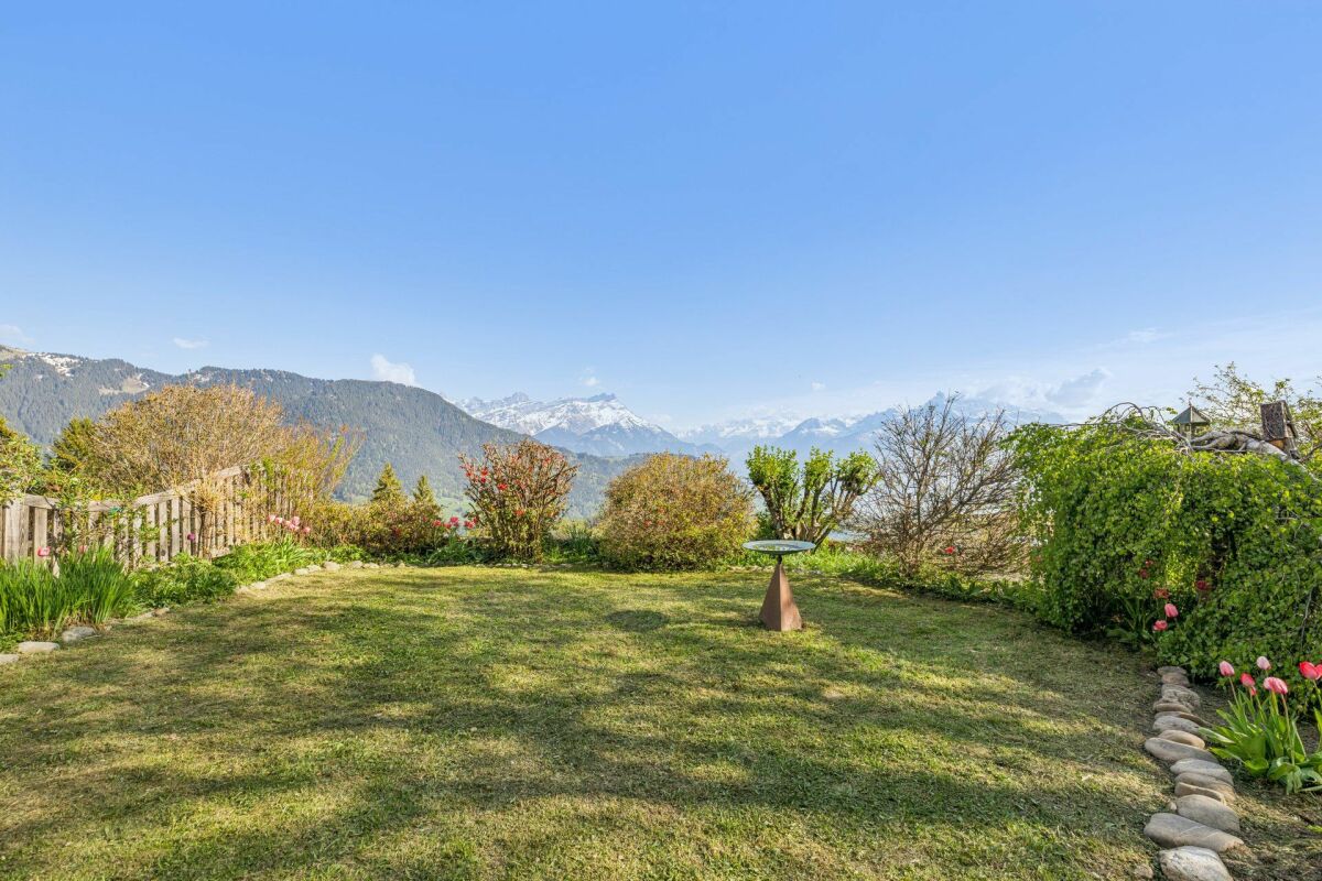 Berggarten mit Alpenblick