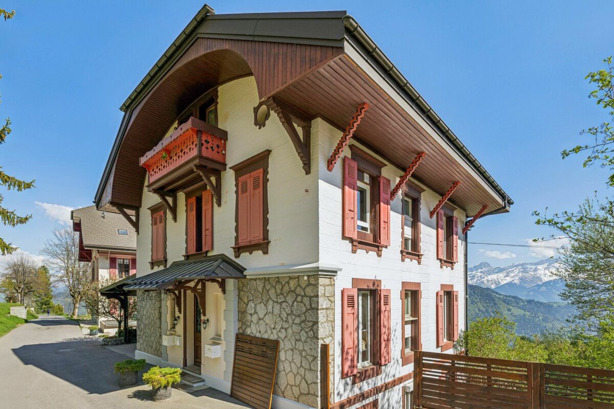 Alpenhaus mit Holzbalkon und Bergblick