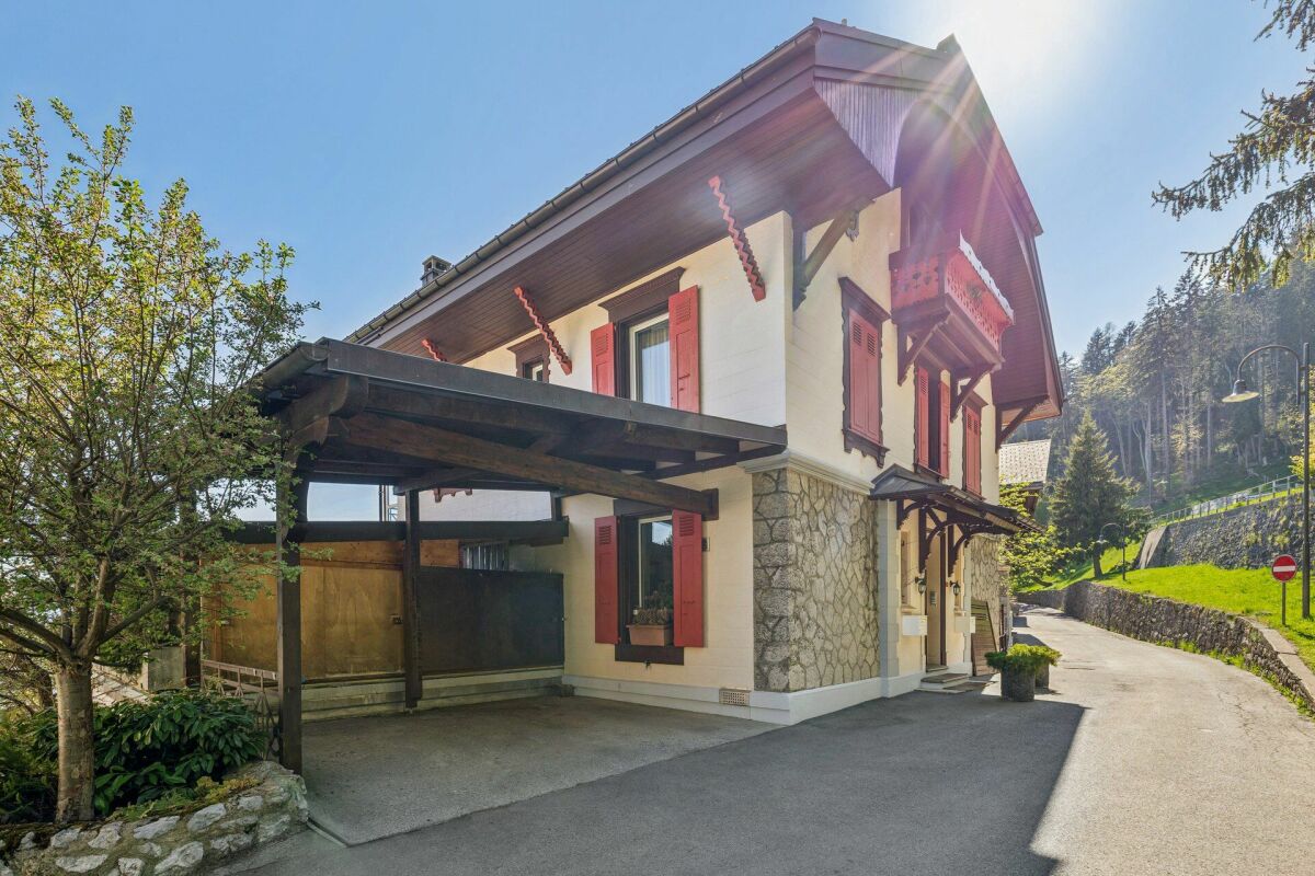 Außenansicht eines alpinen Hauses