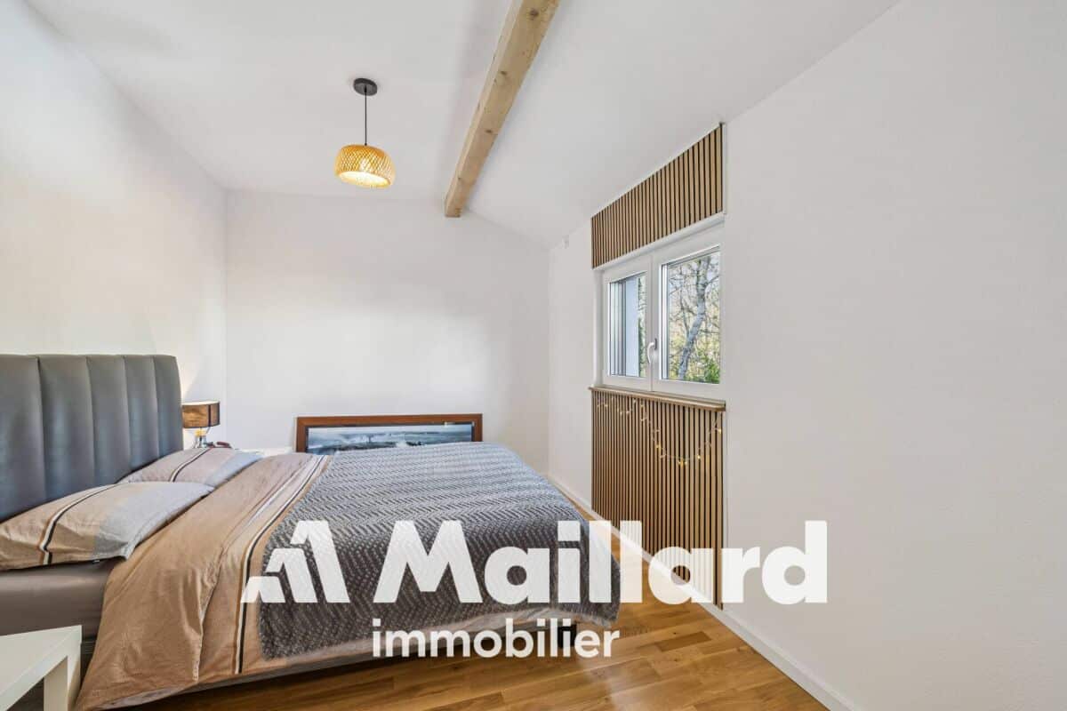 Helles Schlafzimmer mit Holzdetails