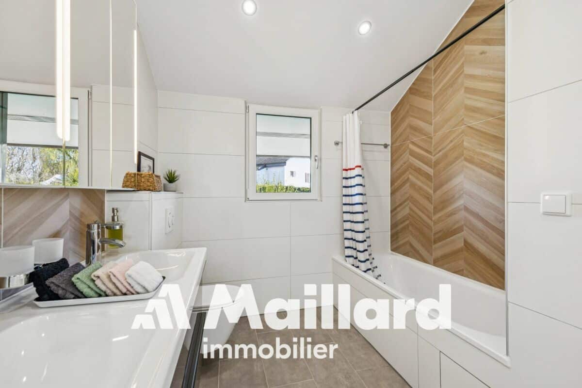 Modernes Badezimmer mit Badewanne und Waschtisch