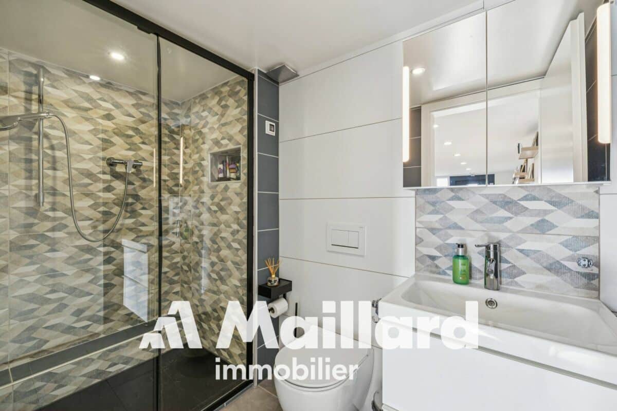 Modernes Badezimmer mit Dusche und Waschplatz