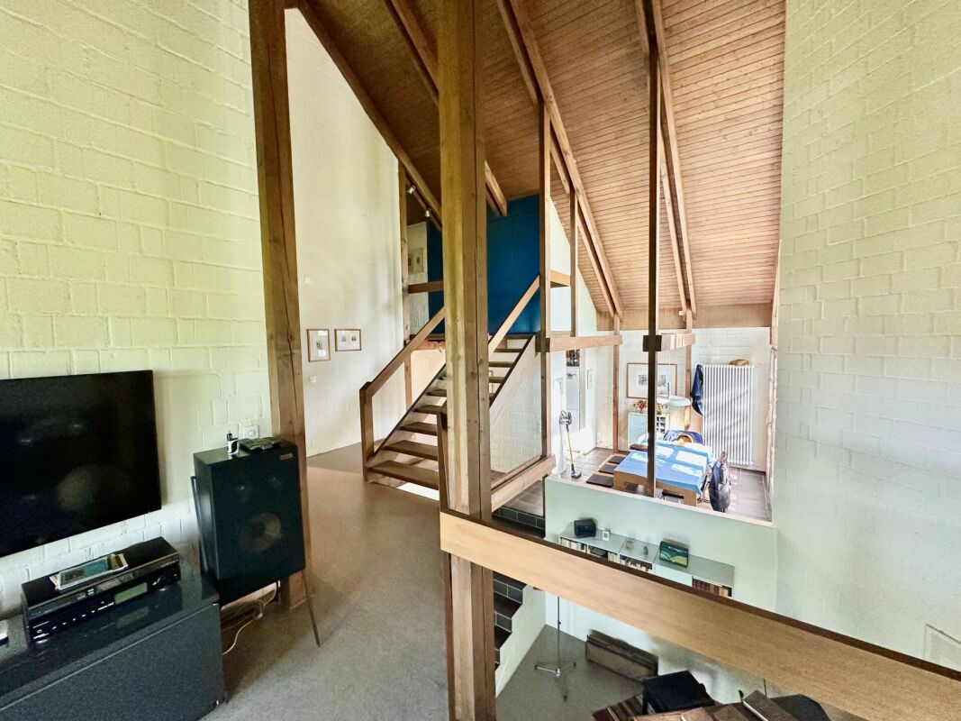 Galerie mit offener Holztreppe