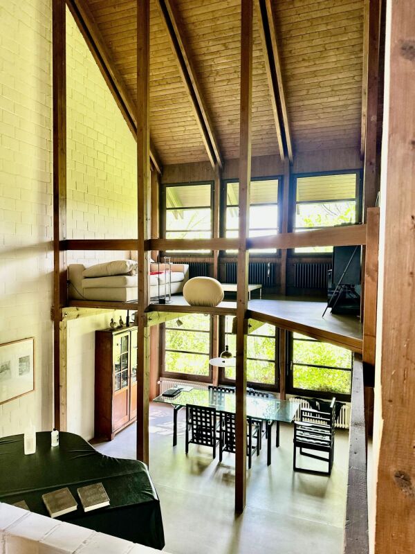 Offener Wohnraum mit Galerie und hoher Holzdecke