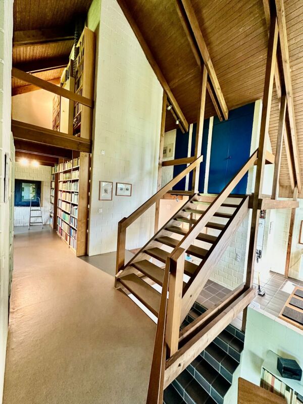 Innenansicht einer Galerie mit Treppe und Bibliotheksgang