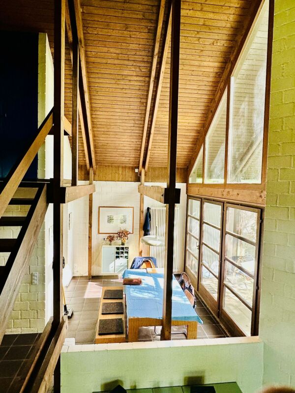 Helles, zweigeschossiges Atrium mit Holzdecke