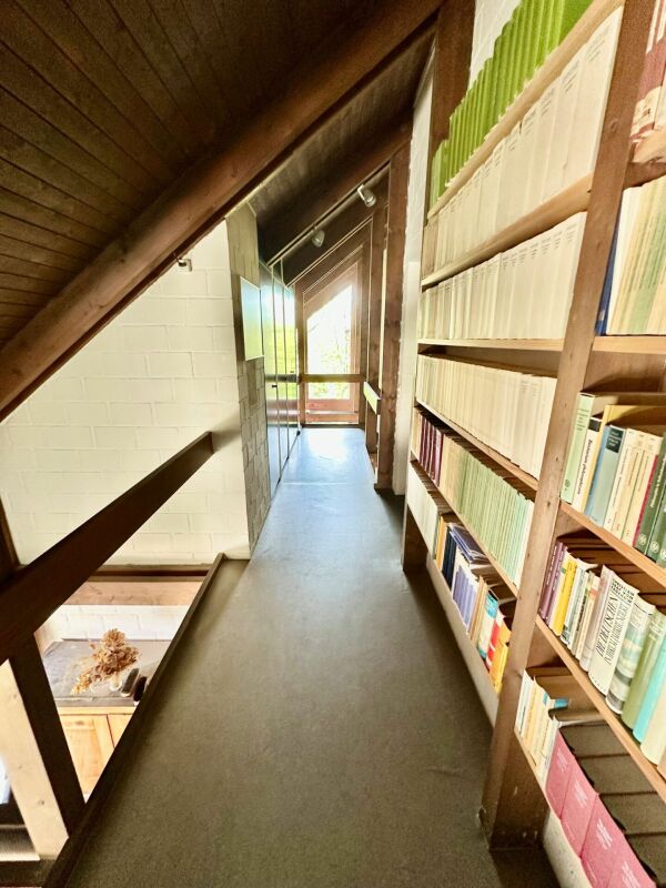Bibliotheksflur im Dachgeschoss