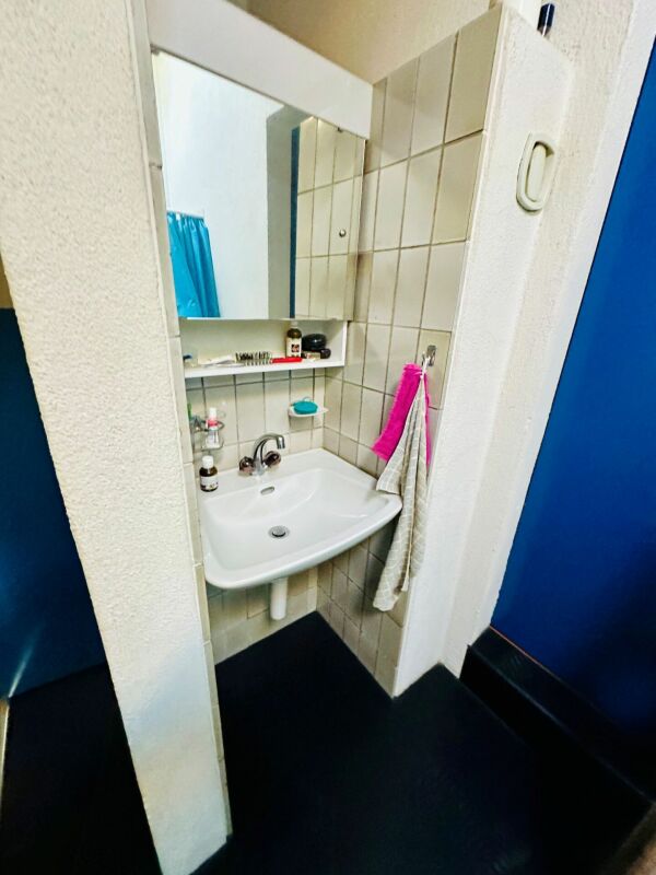 Kleines Waschbecken in einer engen Nische