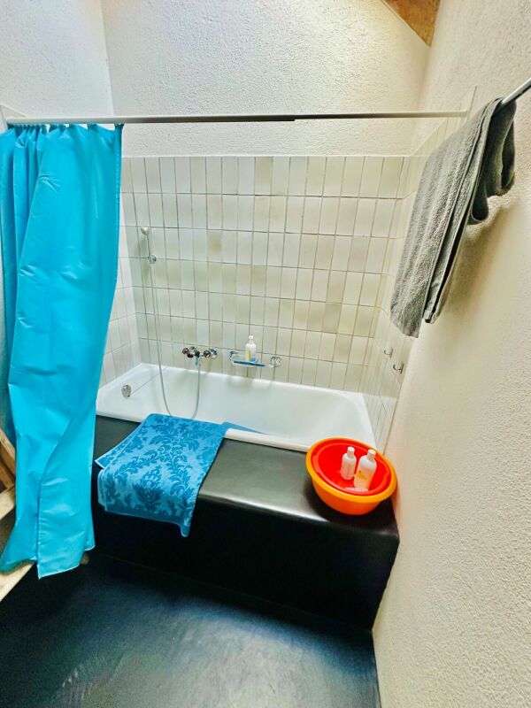 Badezimmer mit Wanne und Duschvorhang