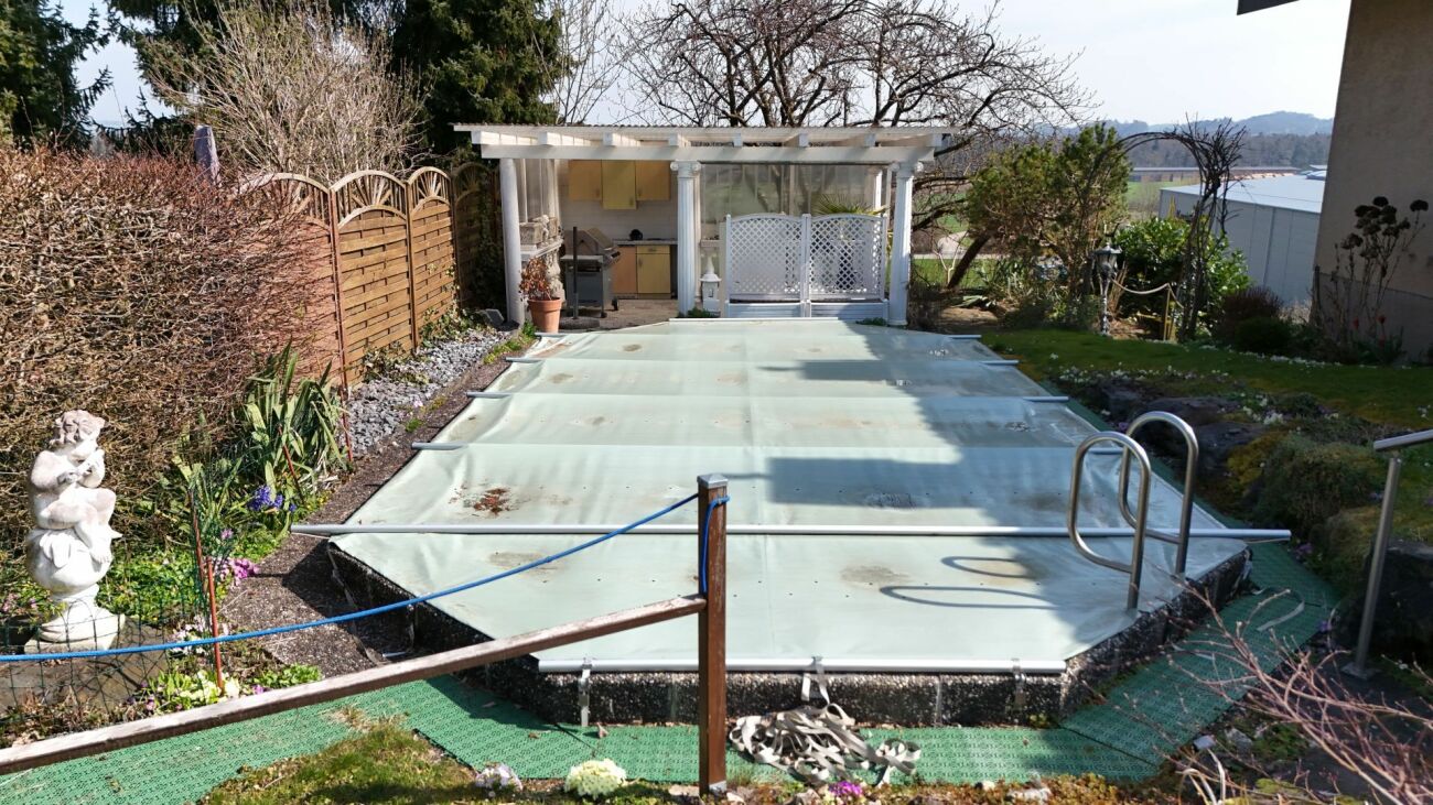 Garten mit überdachtem Poolbereich