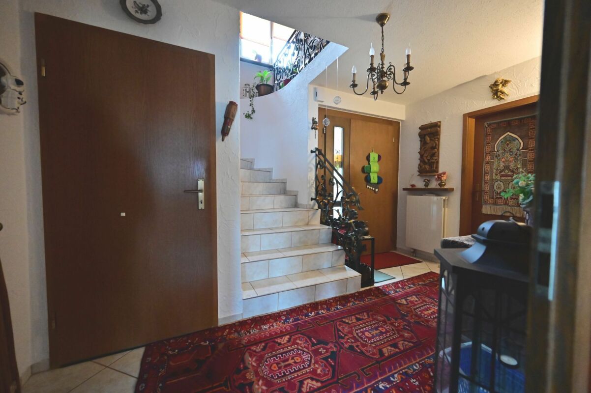 Eingangsbereich mit Treppe und Holzverkleidung