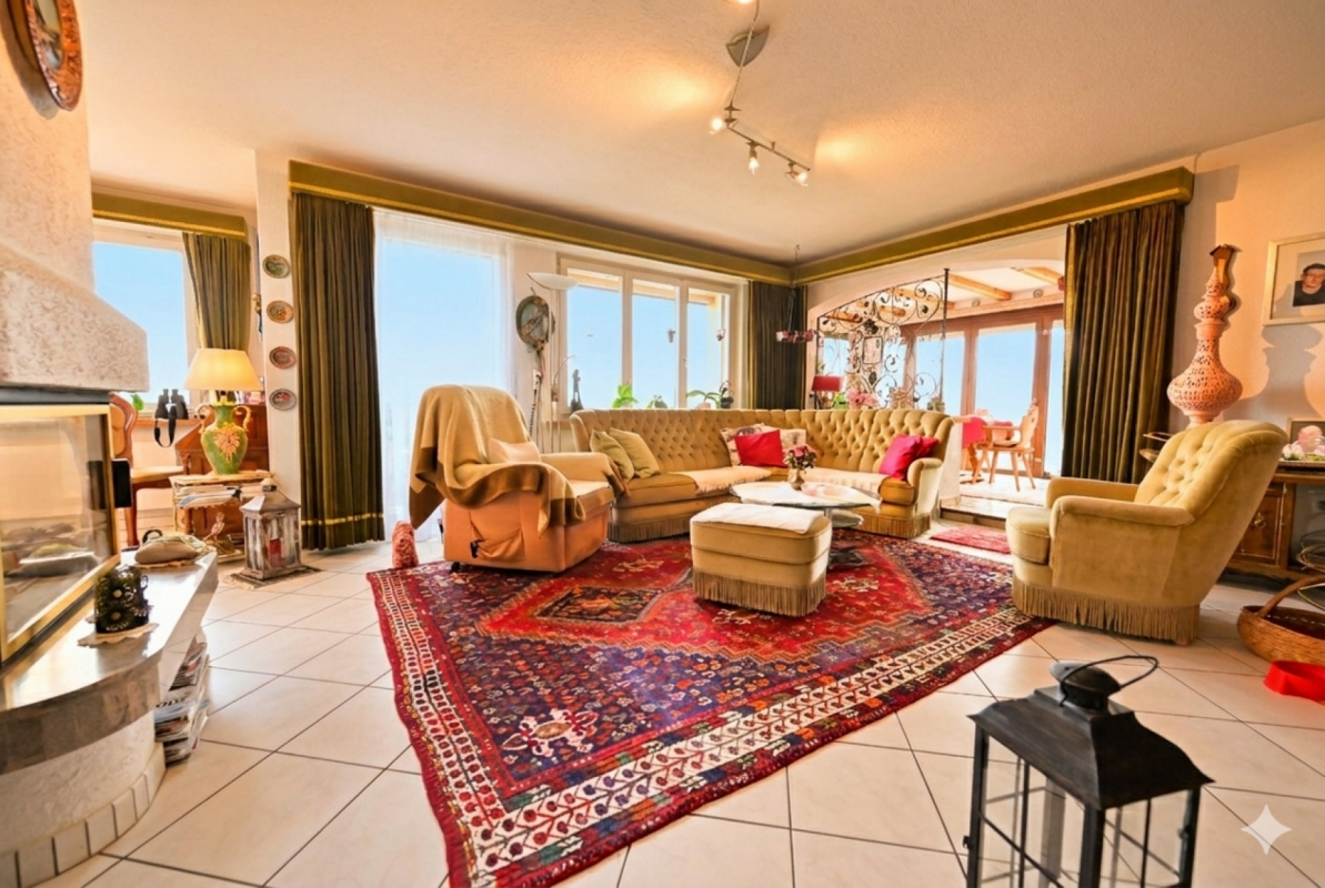 Wohnzimmer mit Blick in einen verglasten Anbau