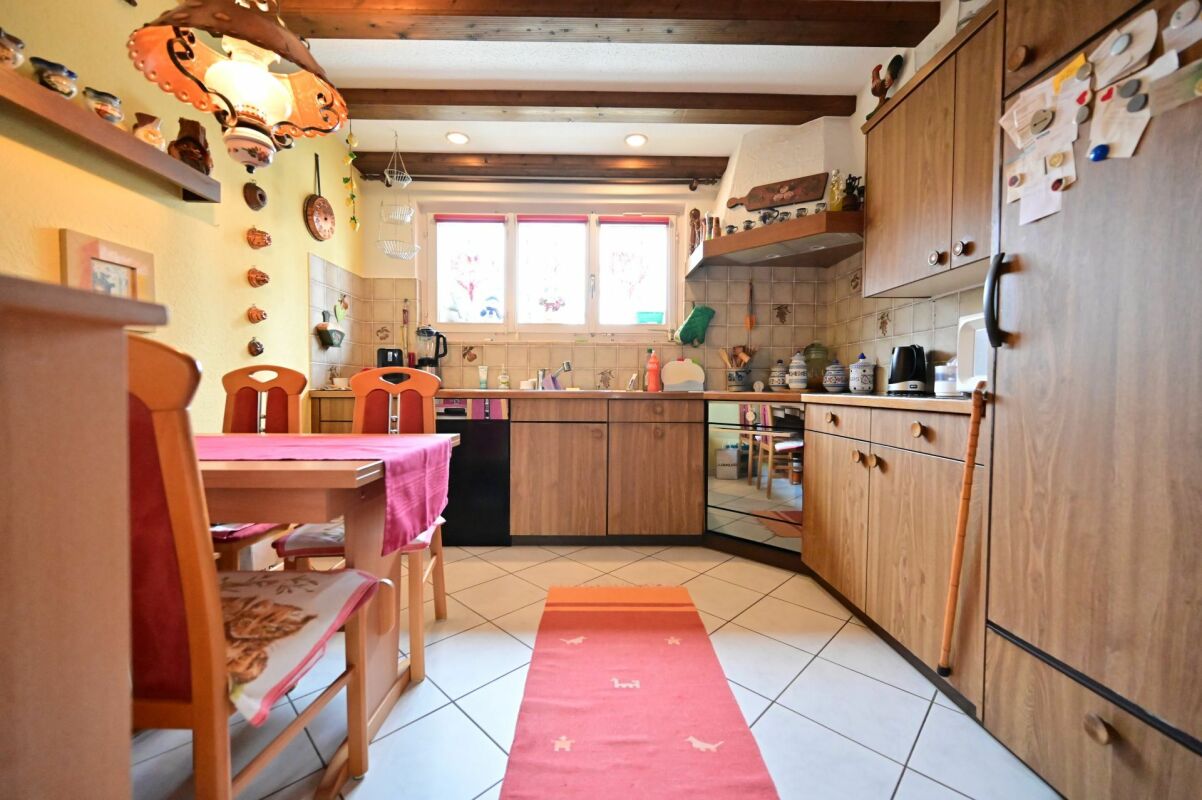 Gemütliche Landhausküche mit Holzschränken