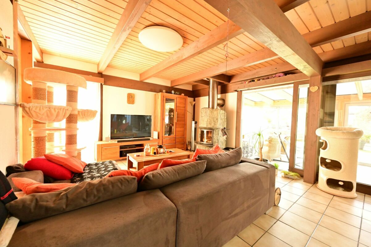 Gemütliches Wohnzimmer mit Kamin und großer Sofalandschaft